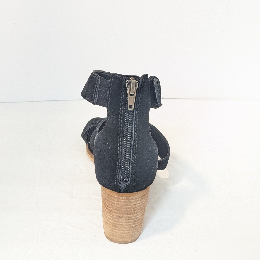NWOT Frye and CO suede sandals - Picture 5 of 16